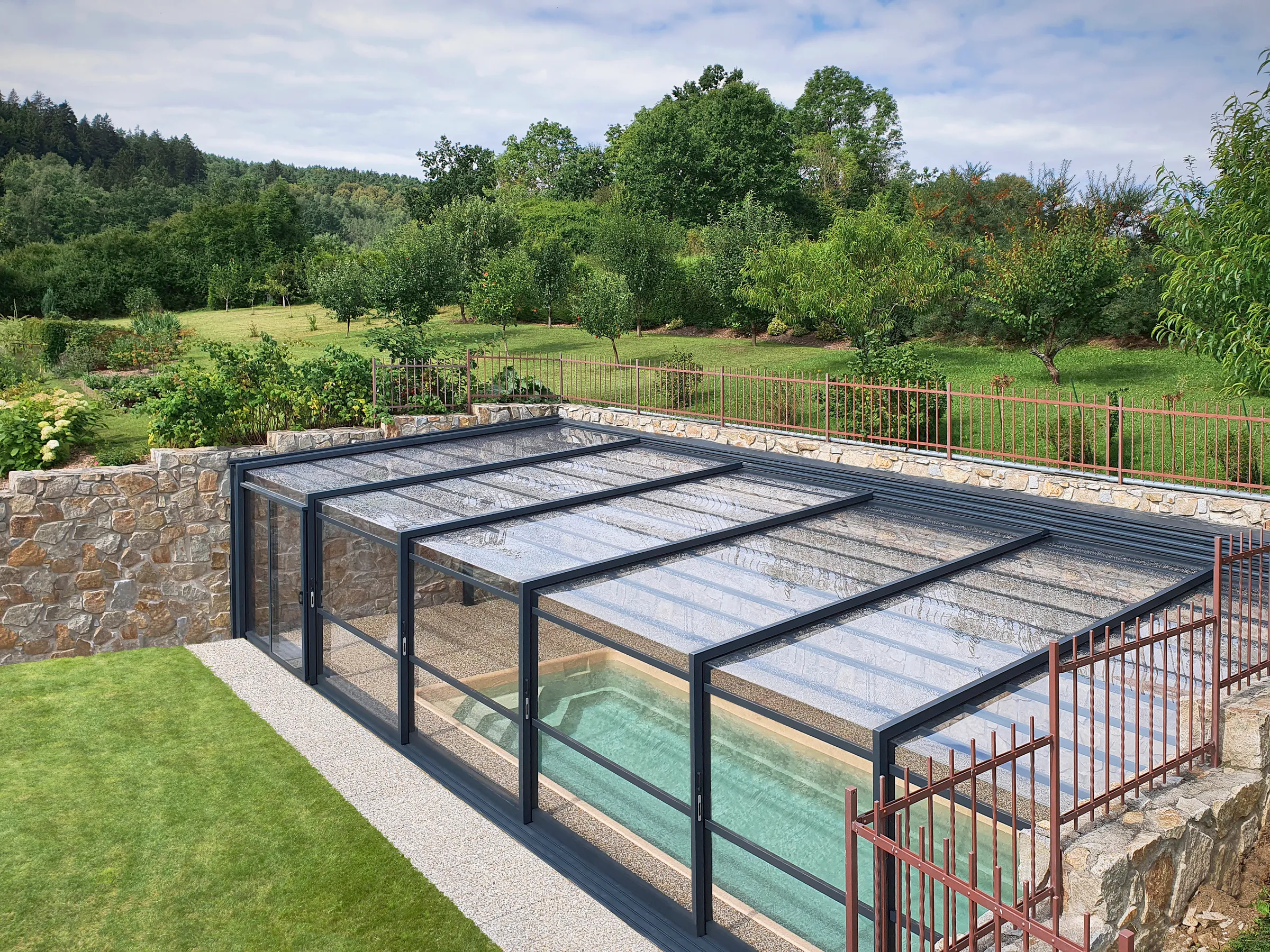 Pool Enclosure on a Slope: How to Elegantly Solve Difficult Terrain Around the Pool