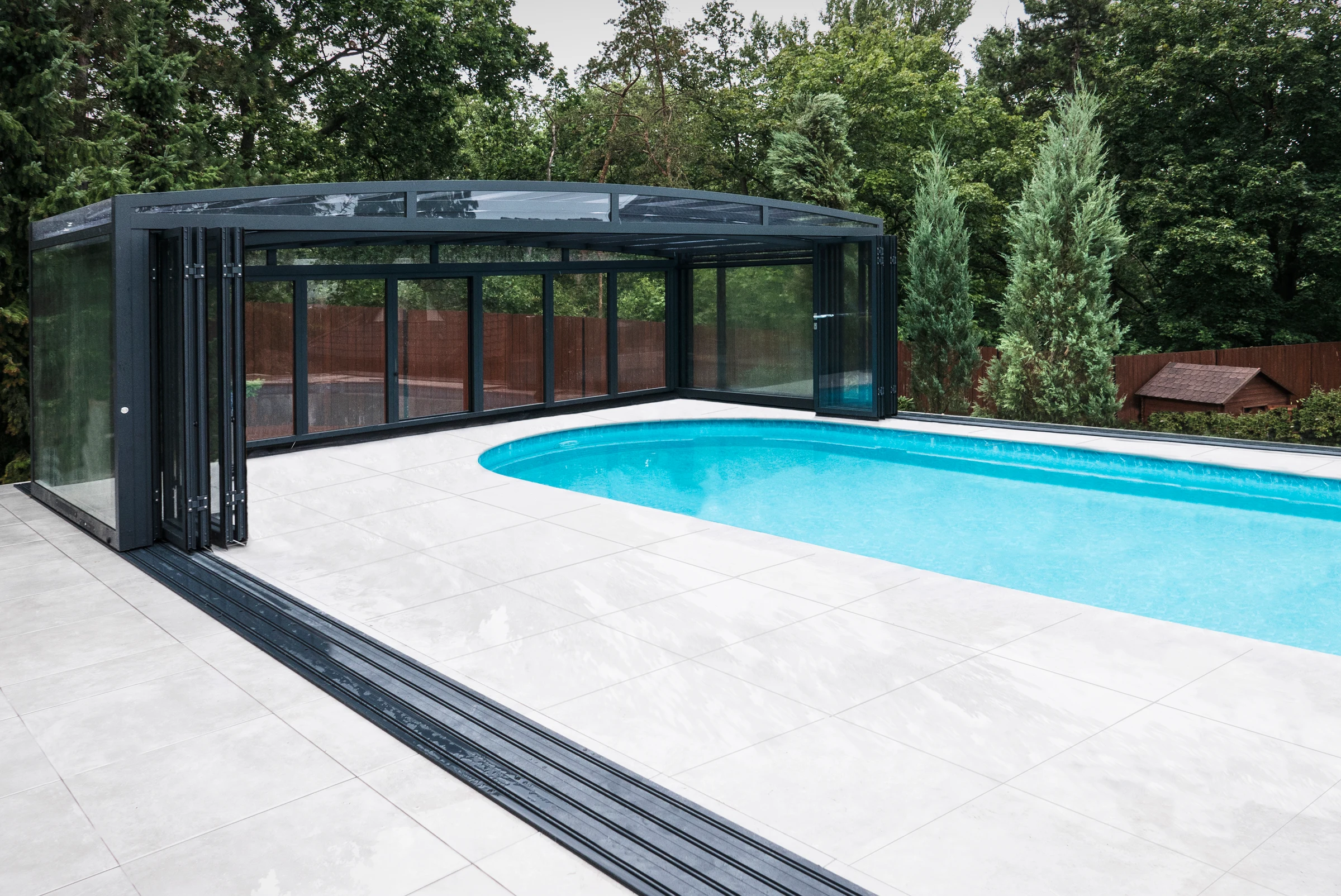 Low or Walk-In Model? A Guide to Choosing the Ideal Pool Enclosure